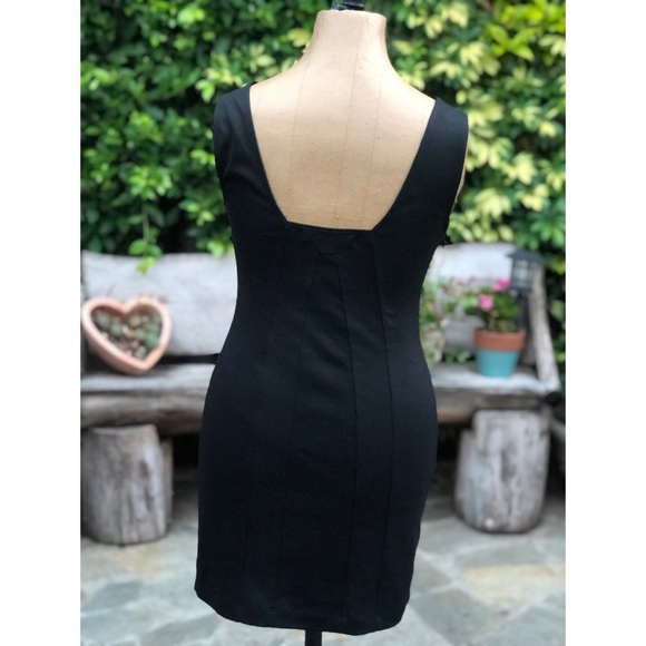 Finder Keepers • Mini Bodycon V-Neck Keyhole Dress - Picture 4 of 7